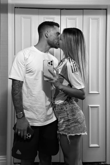La pareja se da un tierno beso al reencontrarse después de uno de los partidos del torneo. Su primera aparición pública fue en mayo del año pasado para el casamiento de Agustina Gandolfo y Lautaro Martínez.