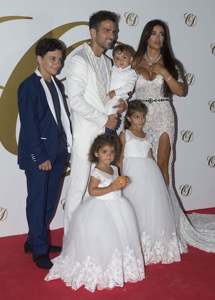 La pareja junto a sus pequeños