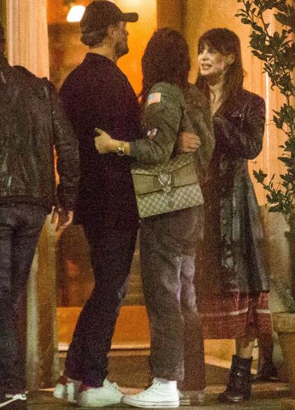 La pareja se encontraba en la puerta de un restaurante donde cenaron con amigos y la madre de la joven, Lucila Polak