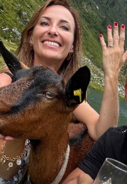 La pareja se fotografió con la cabra luego del divertido incidente