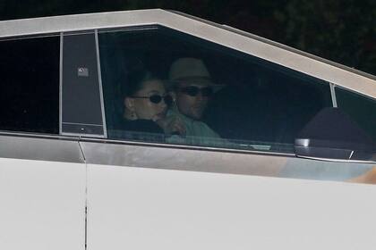 La pareja se fue del restaurant arriba de una Cybertruck