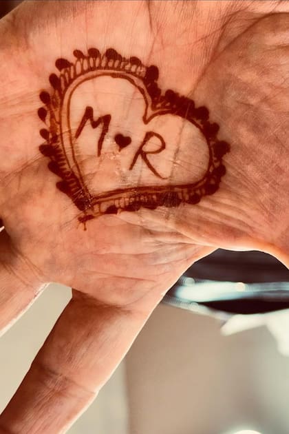 La pareja se hizo un tatuaje de henna con sus iniciales, horas antes de dar el "sí" por séptima vez.