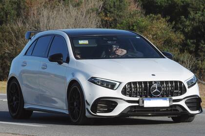 La pareja se retiró con rumbo desconocido en un Mercedes-Benz.