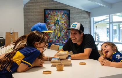 La pareja se transformó en una familia de 4, donde todos aman el helado, obvio.