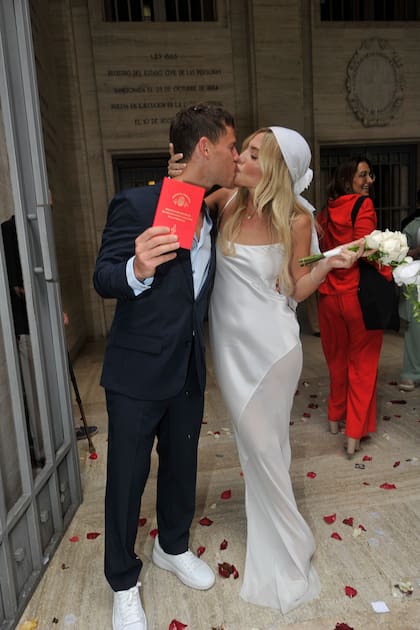 La pareja selló su amor luego de seis años de noviazgo. Ricky Sarkany fue quien los presentó durante un evento en 2019