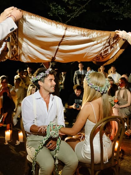 La pareja sorprendió con un antiguo ritual celta conocido como handfasting, donde sus manos se atan con cintas o cuerdas de colores para simbolizar su compromiso y la unión de sus cuerpos y almas
Fotos: @mauriciogaray_