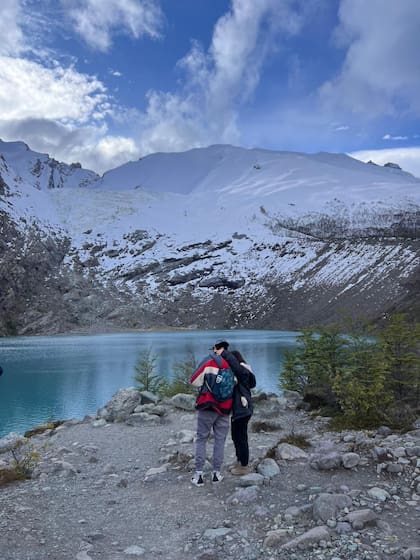 La pareja sustenta su viaje con el detallado de autos; a cada ciudad que van ofrecen sus servicios