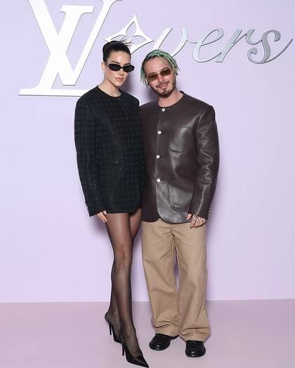La pareja también asistió al desfile de la colección masculina de Louis Vuitton en las afueras del Museo de Louvre. J Balvin sorprendió con su nueva cabellera turquesa