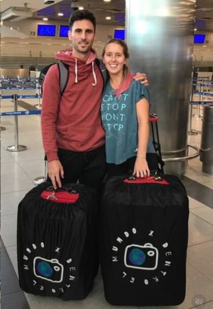 La pareja tomó la decisión de viajar por el mundo en 2918 Foto: Gentileza @elmundoxdentro