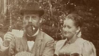 La pareja trabajaba codo a codo en el laboratorio