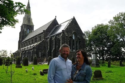 La pareja transformó la iglesia de 450 metros cuadrados, con su campanario de 36 metros de altura, en una casa familiar de tres pisos