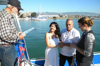La pareja tuvo cuatro ceremonias de matrimonio: una en Colombia, otra civil en California, otra en el mar (donde está permitido que otro capitán te case) y una religiosa en Córdoba, Argentina.