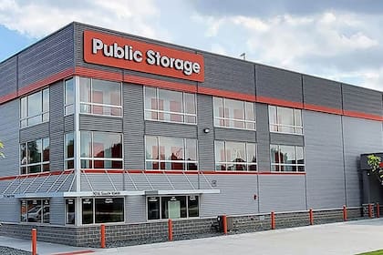 La pareja tuvo que limpiar un Public Storage que recién se había terminado de construir
