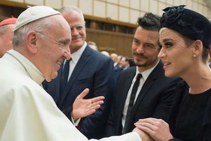 Bloom y Perry junto al Papa Francisco