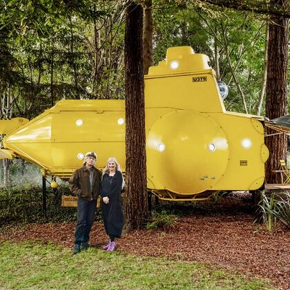 La pareja usa los ingresos que recibe por alquilar la vivienda estilo Submarino Amarillo para su jubilación