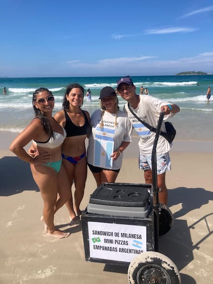 La pareja vende empanadas y sándwiches en las playas de Florianópolis