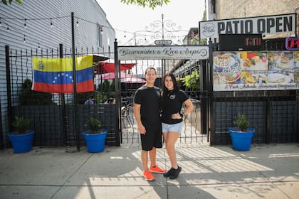 La pareja venezolana llegó a Miami en 2014 y abrió el primer local de Rica Arepa en Chicago en 2017