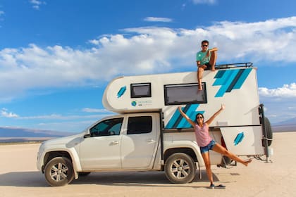 La pareja viaja en el camper 