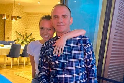 La pareja vive en una mansión de tres pisos