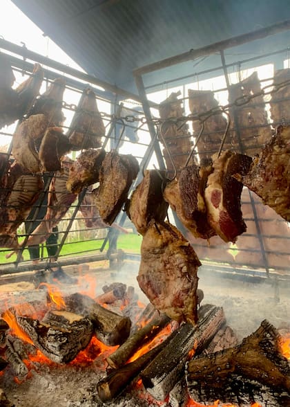 La parrilla criolla es una de las tentaciones de parte de los visitantes que recibe cada fin de semana