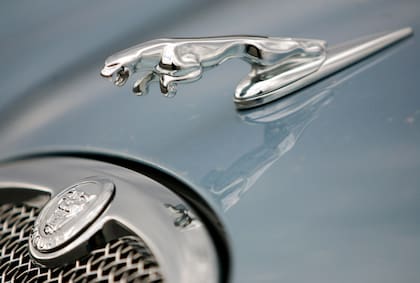 La parrilla de Jaguar con el logo histórico en un concesionario en Norwood, Massachusetts (AP Foto/Steven Senne, Archivo)