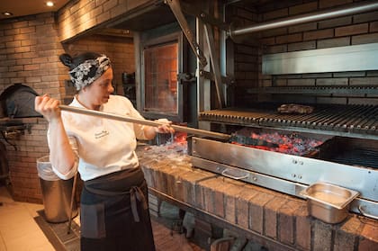 La parrilla de “Nuestro Secreto” está encendida desde las nueve de la mañana y las brasas se mantienen “vivas” durante todo el día.