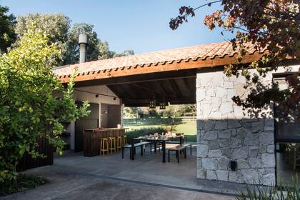 La parrilla es accesible desde afuera, sin necesidad de atravesar el interior, y está generosamente equipada para recibir a la familia en pleno.