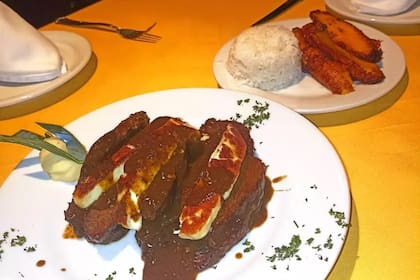 La parrilla es el corazón de la cocina, con cortes como ribeye, New York strip, filet y wagyu