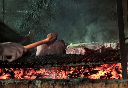 La parrilla está a la vista de todos los comensales