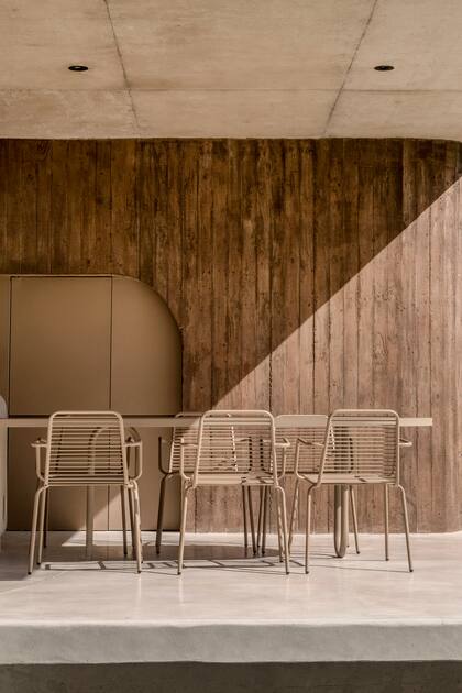 La parrilla está cerrada con puertas guillotina (Met.Longa) de chapa pintada en un tono arena.