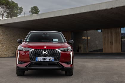 La parrilla rediseñada y ensanchada incluye puntas de diamante en negro brillante o cromadas según la versión, y que los DS WINGS unen la parrilla con los faros.