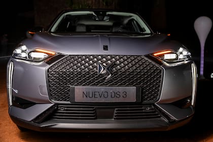 La parrilla renovada le da al DS 3 un aspecto más robusto.