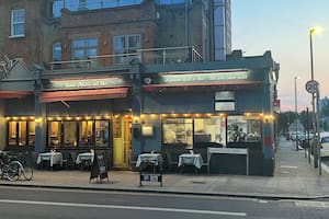 Se fue en 1998 y fundó una parrilla en Londres aclamada por un gurú de la gastronomía británica