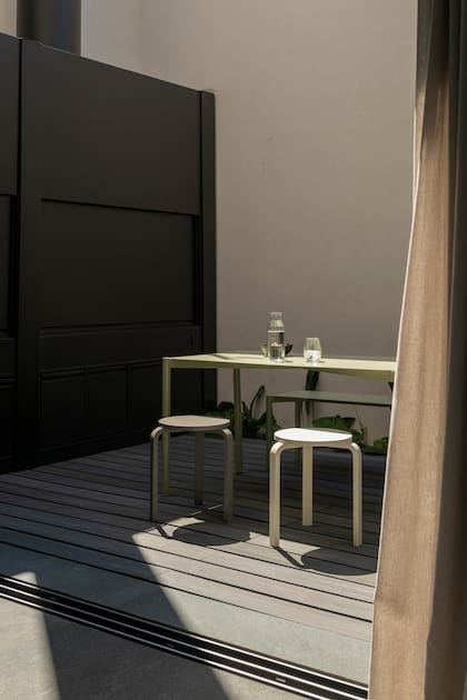 La parrilla tiene un frente ciego de hierro negro (Iron Planning). Banquitos (Taller A Prima).