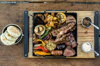 La parrillada de Fuegos del Cirse, con leña de la zona piquillín y quebracho entre otras, que le dan distintos aromas