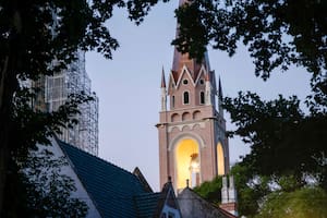 Una icónica parroquia porteña inaugura el único campanario mundial que no suena, ilumina