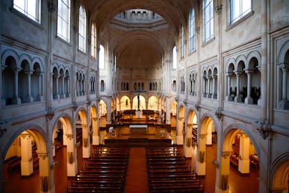 La parroquia es una de las de mayor capacidad de fieles y preferida por los famosos para casarse