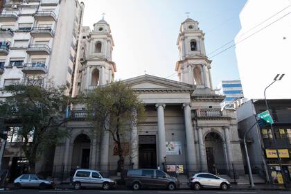 La Parroquia Nuestra Señora de Montserrat está ubicada sobre la avenida Belgrano, entre Lima y Salta