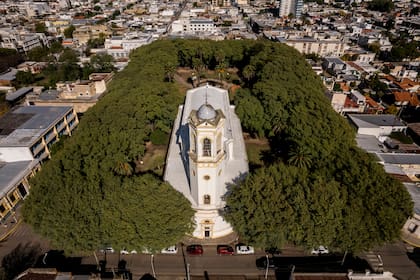 La parroquia Nuestra Señora del Socorro está situado en la Plaza Constitución, en el casco histórico de la ciudad y a 30 metros del Palacio Municipal.