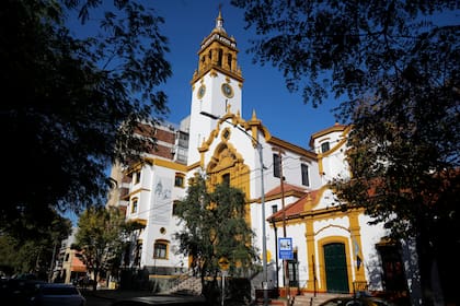 La Parroquia San Isidro Labrador presenta un estilo neocolonial ortodoxo.