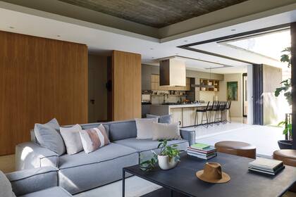 La parte de abajo de la mesa se dejó libre para pasar las piernas y comer en el piso.