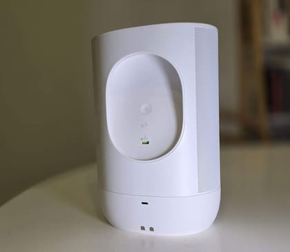 La parte de atrás del Sonos Move 2, donde se puede apagar, activar el Bluetooth y desactivar el micrófono
