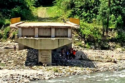 La parte del puente que quedó a la altura del ingreso al Parque