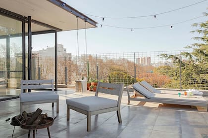 La parte descubierta se prolonga en un amplio solárium con dos camastros reclinables en lapacho de la línea ‘Carmela’, igual que los sillones (Las Marinas Muebles).