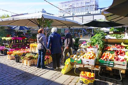 La parte exterior de Torvelhallerne, con gran oferta de productos frescos y flores