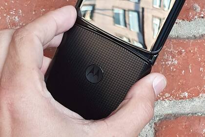 La parte posterior del teléfono con el logo clásico de Motorola y un tramado que le da mejor agarre en la mano