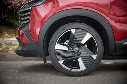 La parte posterior del vehículo muestra un techo flotante