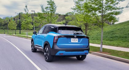 La parte posterior del vehículo muestra un techo flotante