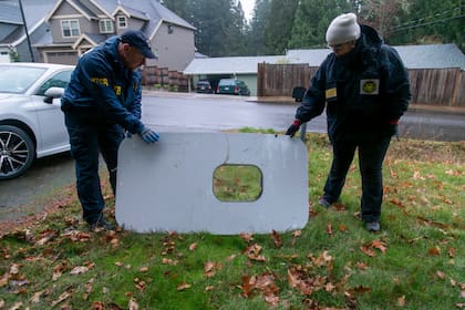 La parte recuperada del tapón del fuselaje del Boeing 737 de Alaska Airlines en un jardín trasero de Oregón.

