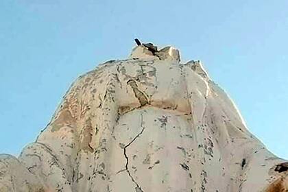 La parte superior de la Virgen de la Medalla Milagrosa que fue vandalizada en Añatuya